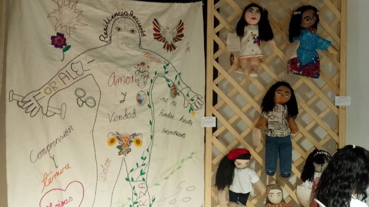 Algunas piezas que crearon los asistentes fueron peluches, monederos y parches