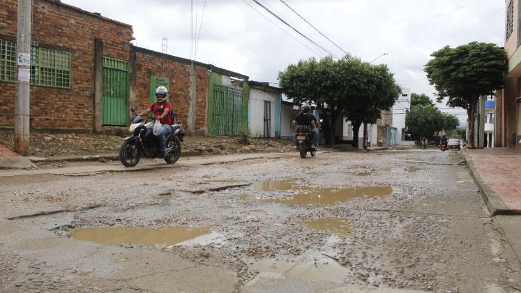 Avenida primera se inunda cada vez que llueve