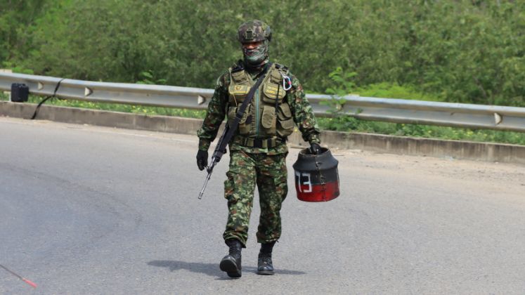 Personal antiexplosivo del Ejército Nacional atendiendo la emergencia. / Foto: Gabriel Barrera