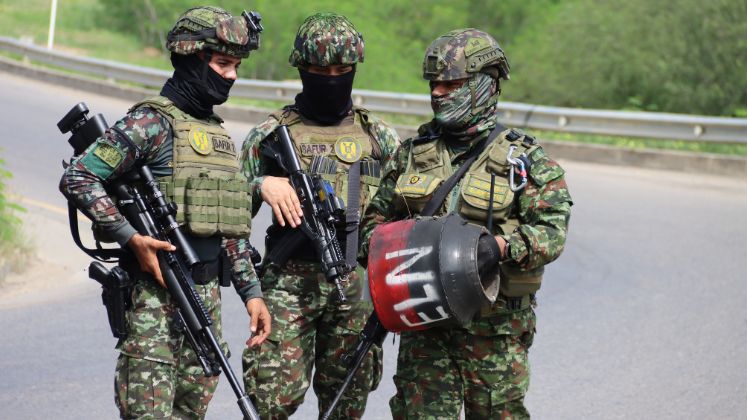 Personal antiexplosivo del Ejército Nacional atendiendo la emergencia. / Foto: Gabriel Barrera