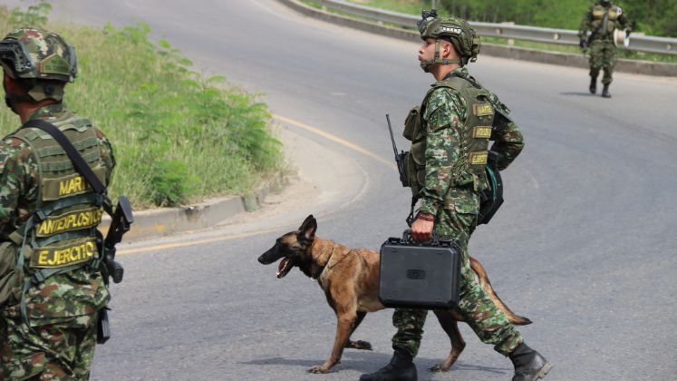 Personal antiexplosivo del Ejército Nacional atendiendo la emergencia. / Foto: Gabriel Barrera