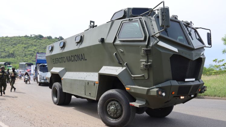 Personal antiexplosivo del Ejército Nacional atendiendo la emergencia. / Foto: Gabriel Barrera