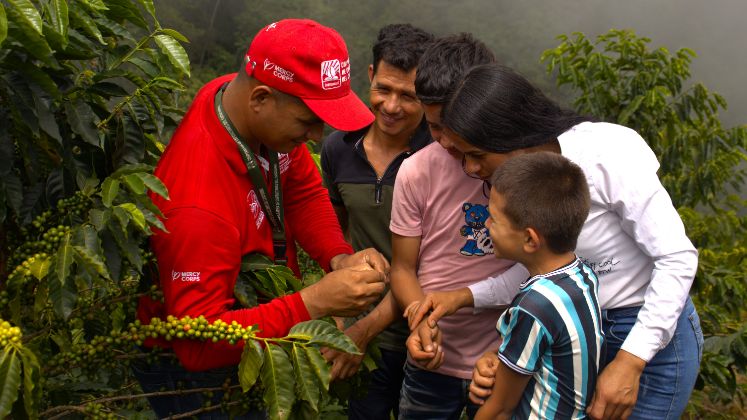 Los participantes del programa reciben insumos, materiales, herramientas y maquinaria para fortalecer sus unidades productivas. 