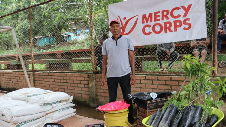 Las familias reciben asistencia técnica en sus fincas para mejorar su productividad, la infraestructura de la finca y de paso sus ingresos.