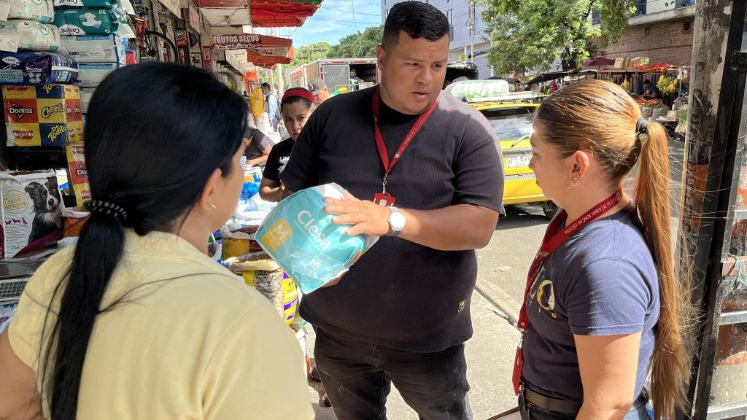 En farmacias de EPS no hay insumos, pero en las calles abundan. 