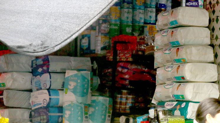Entre frutas, harinas, salsas y productos de la canasta familiar, sobresalen los paquetes de pañales.  