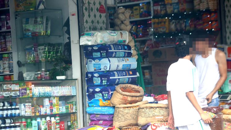 Se encontraron grandes cantidades de pañales institucionales en comercios del centro, especialmente en la avenida sexta y zonas del parque lineal, así como en La Parada, Villa del Rosario. Fotos: La Opinión 