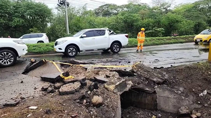 El Anillo Vial Oriental de Cúcuta, a 100 metros de Jardín Plaza, quedó cubierto de escombros y daños materiales