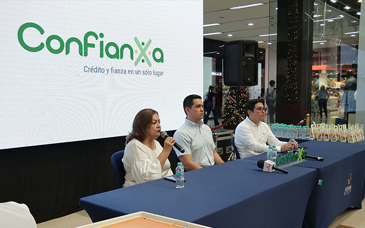 Doctora Martha Rondón; asesora gerencial de ConfianXa, ingeniero José Luis Santos, presidente de la Junta Directiva de la empresa; y el ingeniero Edwing Chicaíza Becerra, gerente de ConfianXa. / Foto Stefany Peñaloza-La Opinión