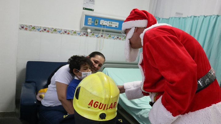 Papá Noel, Mamá Noel y el Grinch se unieron 