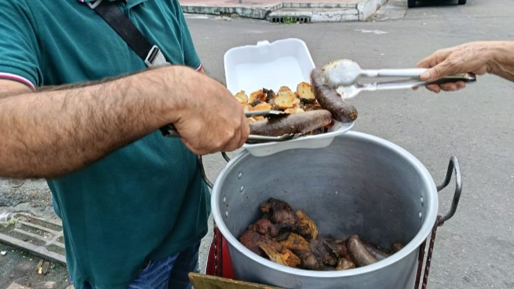 10 familias en el barrio se dedican a la fabricación de zapatos y morcillas