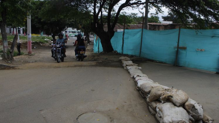 Ciudadanos deben tomar caminos alternos mientras se arregla la vía.