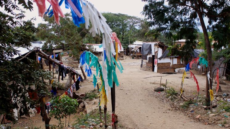 La comunidad construyó sus viviendas con madera y láminas de zinc.