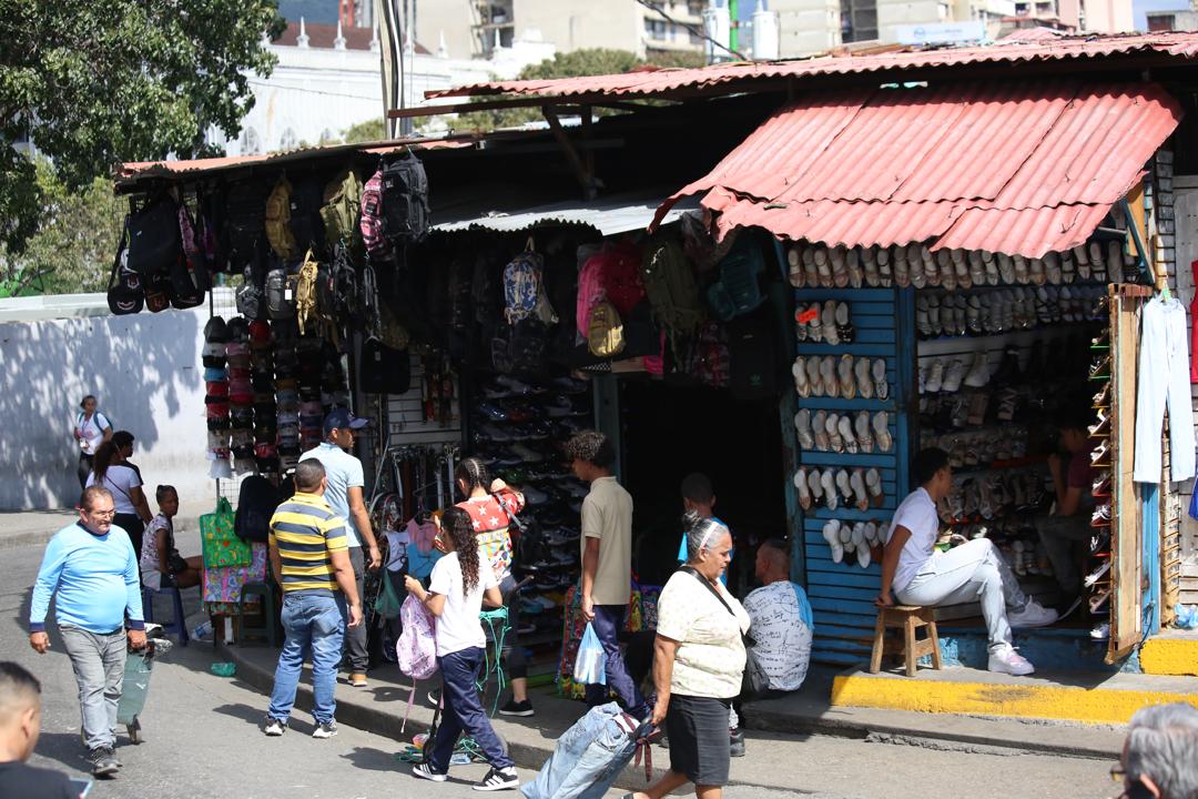 El comercio tiene abiertas sus puertas en todos los sectores/Foto Carlos Ramírez