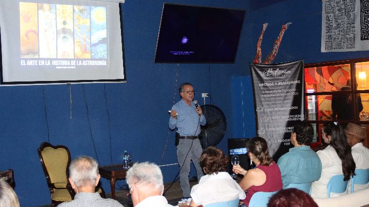 El astrónomo llevó al público desde las primeras constelaciones plasmadas en el arte neolítico.