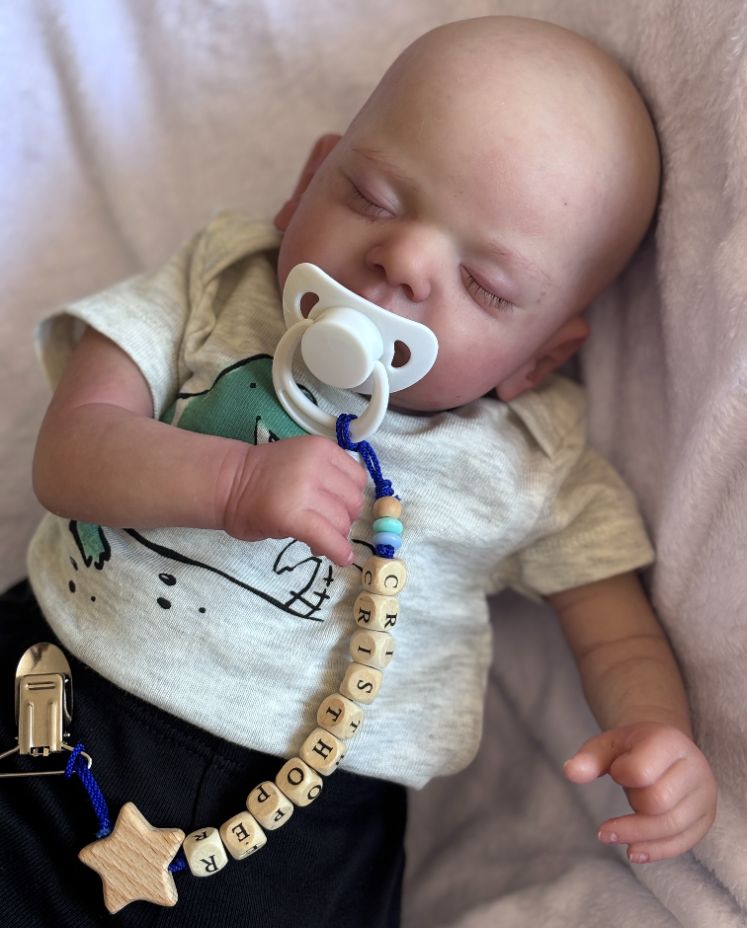 Los muñecos reciben peso interno en la cabeza y las extremidades para que, al cargarlos, se sientan como un bebé real.