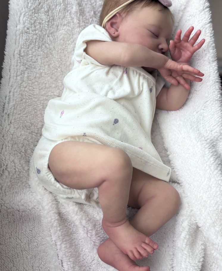 Pueden pesar entre 1.8 kg y 3 kg, simulando la caída de la cabeza de un bebé real, con tamaños comunes de 45 a 55 cm.