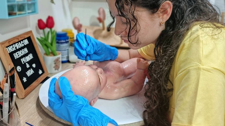 Enraizado de cejas en cada escultura. 