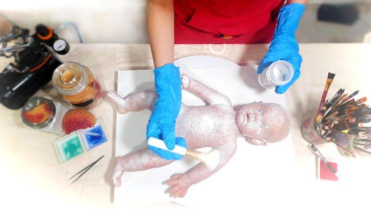 Proceso de encapsulado y sellado de cada bebé.  