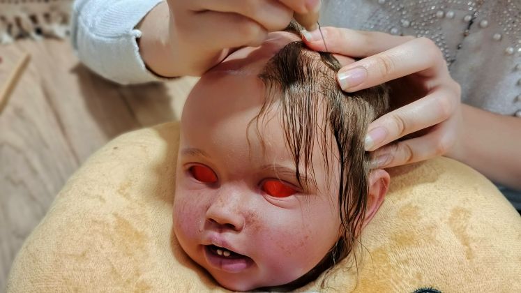 Técnica de micro rooting para insertar el cabello de cada bebé. 