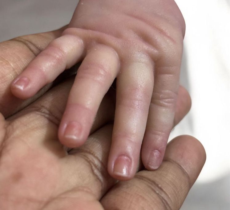 Detalles como pestañas, uñas, manchas de nacimiento o pequeñas imperfecciones naturales son claves en la personalización de cada bebé reborn. 