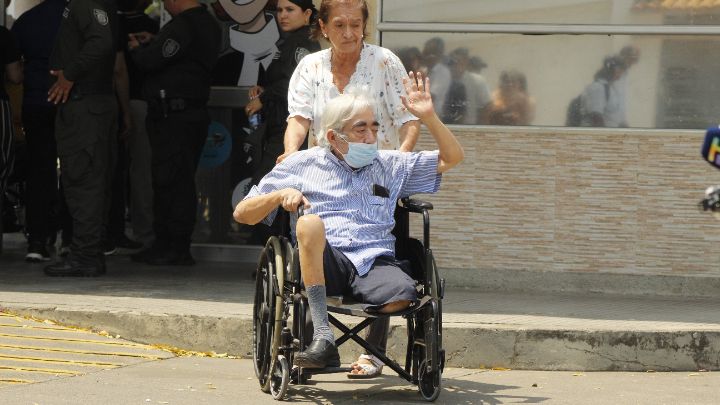 En silla de ruedas llegó a votar este hombre al puesto de La Libertad./Foto Carlos Ramírez