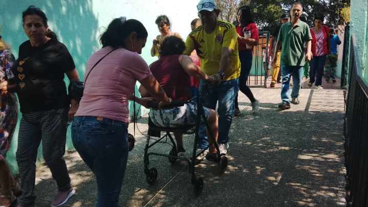 Esta mujer tuvo que ser cargada con todo y silla de ruedas para ingresar al puesto de Vallester./Foto Carlos Ramírez