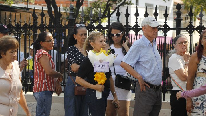 En el Día de la Mujer muchas damas llegaron con flores en mano a votar/Foto Carlos Ramírez