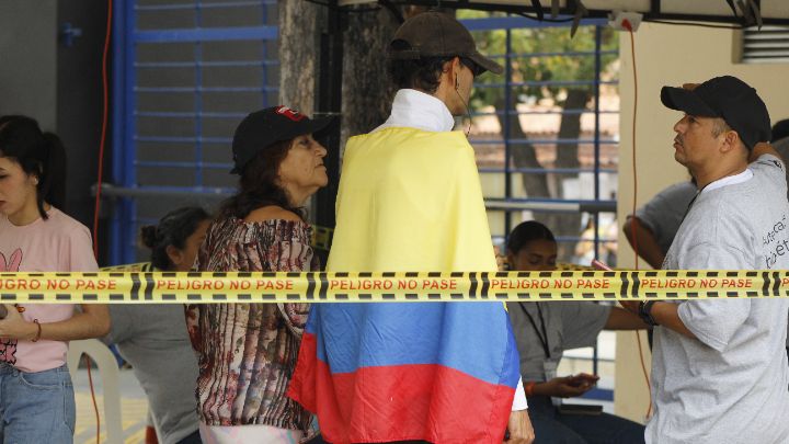 Este hombre llegó a cumplir con su voto luciendo el tricolor nacional/Foto Carlos Ramírez