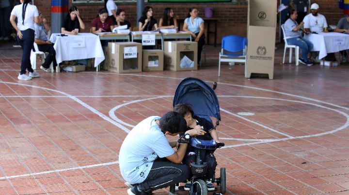 Los niños también fueron protagonistas ayer en las elecciones legislativas/Foto Carlos Ramírez