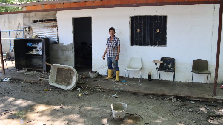 El agua alcanzó hasta un metro de altura dentro de las viviendas. Fotos: La Opinión 