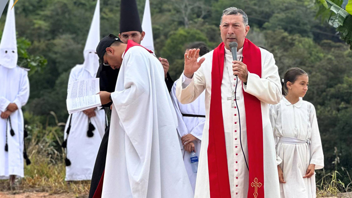 El obispo de Ocaña presidió el Viacrucis. 