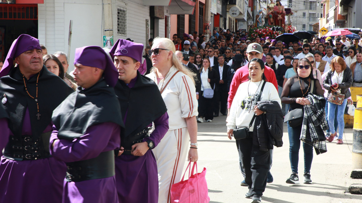 El Viacrucis comunitario por las calles de Pamplona 
