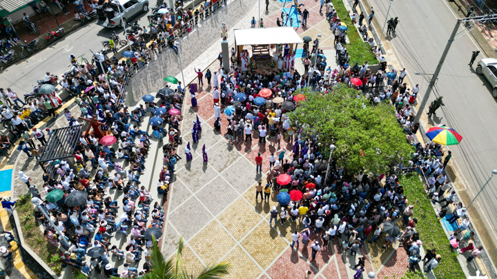 Cientos de fieles en las calles de Tibú. 