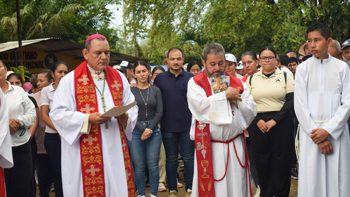 Monseñor Israel Bravo Cortés dirigió el Viacrucis 