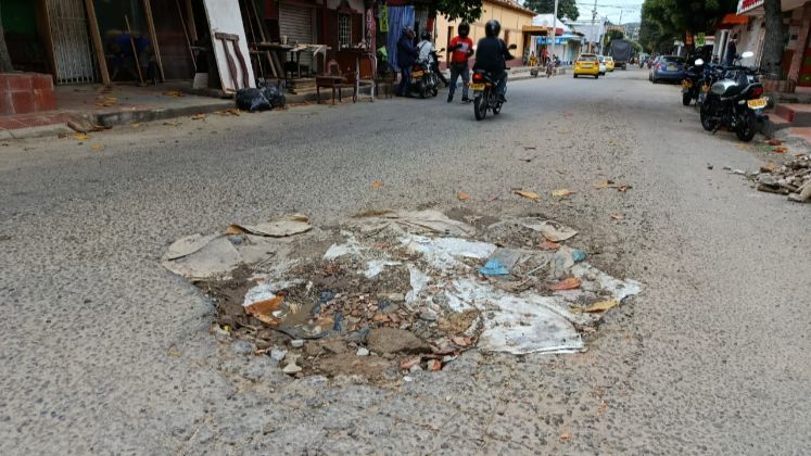En la avenida 10, entre calle segunda y tercera del barrio Callejón, los habitantes han tapado los huecos con diversidad de materiales