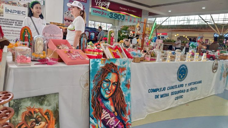 Entre los productos expuestos habían bolsos, accesorios, sandalias, cerámicas, y pinturas.