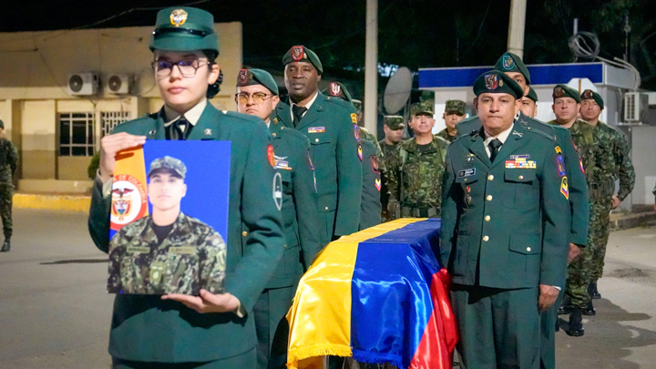 El cuerpo del soldado fue recibido con honores en la Brigada 30.