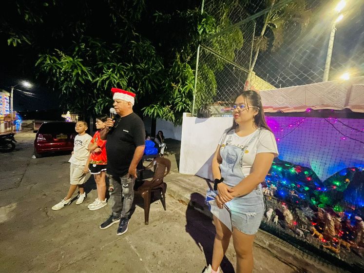 Vecinos celebran juntos la Navidad y día de los niños