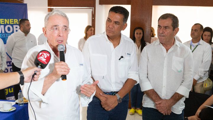 El expresidente Álvaro Uribe Vélez estuvo acompañando a los candidatos del Centro Democrático a la Gobernación, el general (r) Jorge Eduardo Mora, y a la Alcaldía de Cúcuta, Juan Carlos García-Herreros./ Foto: Juan Pablo Cohen-La Opinión