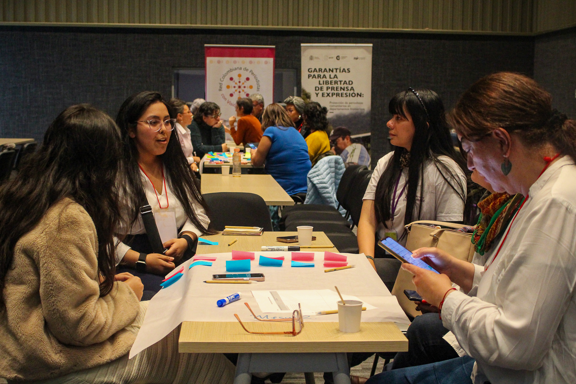 Mesas de trabajo de las periodistas