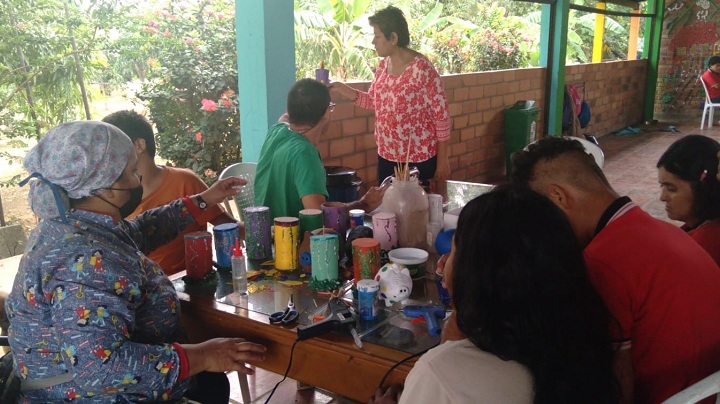 Arman la decoración juntos