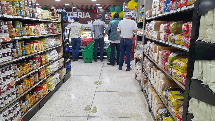 Supermercados del Táchira expresan sus precios en dólares y pesos. Foto Anggy Polanco / La Opinión
