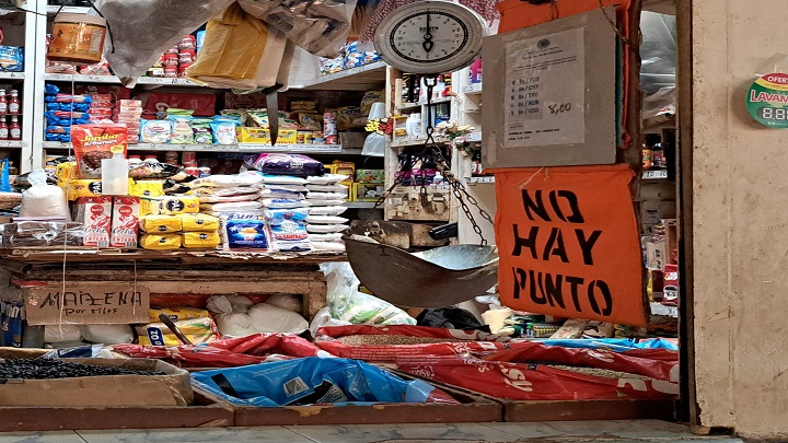 Quienes pagan en bolívares pagan a sobreprecio los productos. / Foto: Anggy Polanco / La Opinión 
