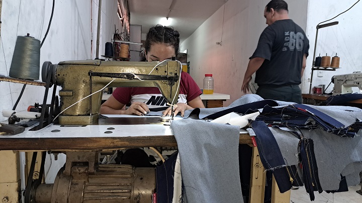 Fábricas de pantalones se ven seriamente afectadas por recurrentes apagones. Fotos Anggy Polanco  / La Opinión 