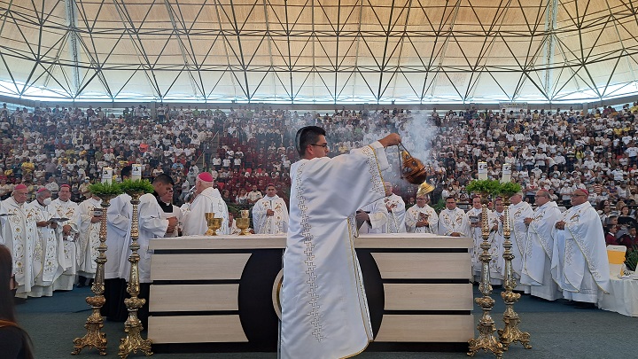 Con gimnasio lleno se celebraron los 100 años de la Diócesis de San Cristóbal. 