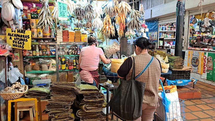 En los mercados tachirenses se incrementan las ventas de los ingredientes para las hayacas. / Foto: Anggy Polanco / La Opinión