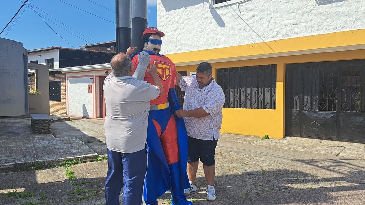 Tres habitantes de Pirineos tienen 30 años creando los monigotes para fin de año.
