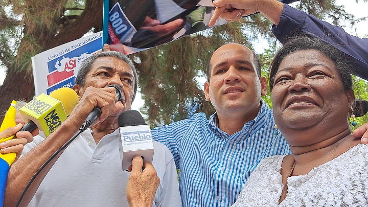  La profesora Elsa Castillo reanima a los educadores del Táchira a mantener la protesta. 