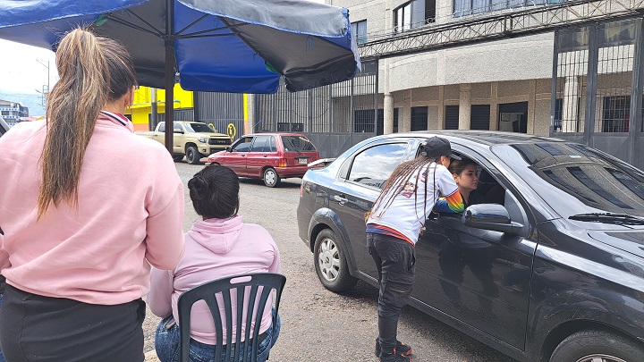  Las personas llegan en sus vehículos a realizar las operaciones cambiarias. 